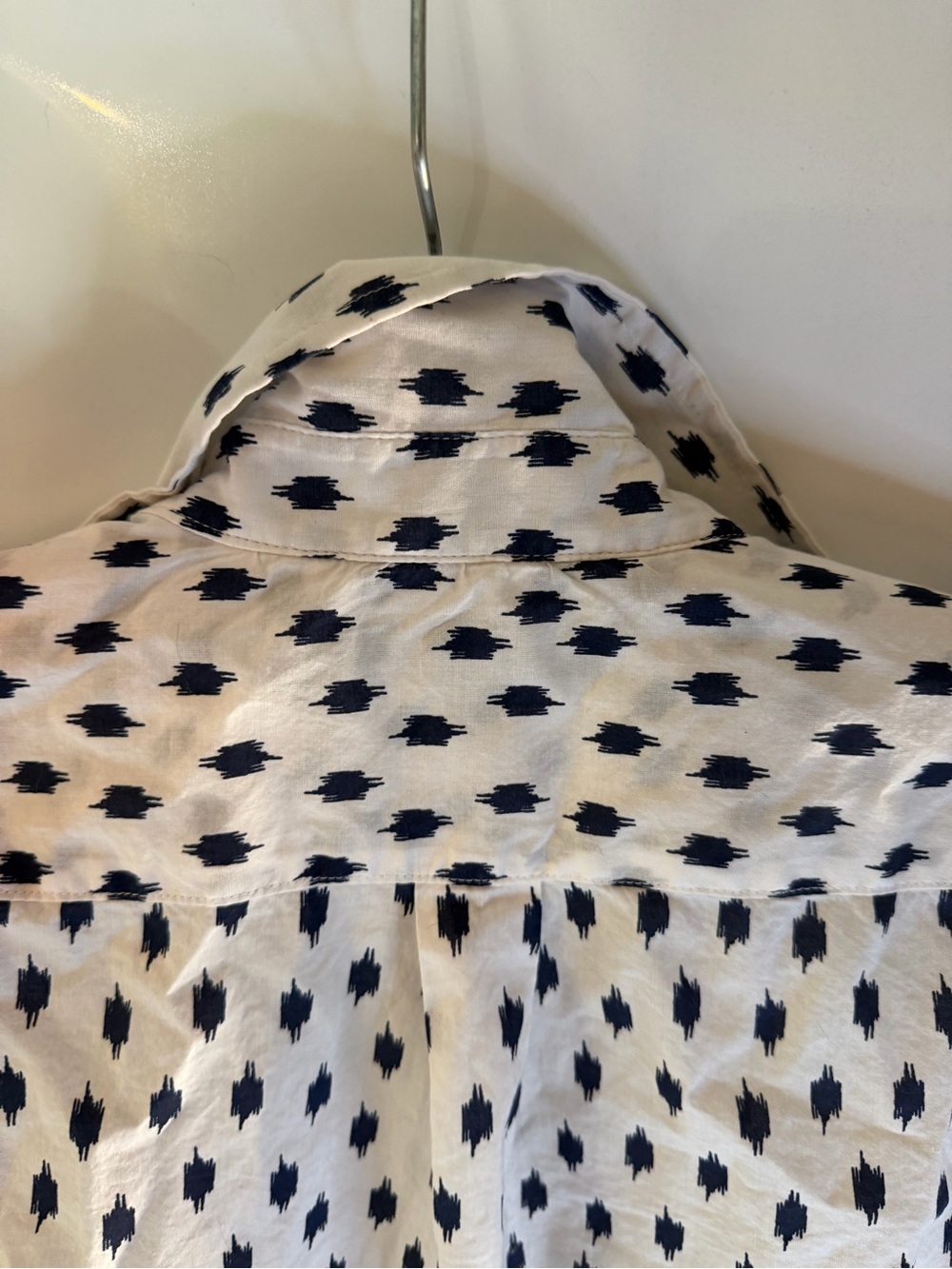 Banana Republic M White Button-Up Shirt with Navy Ikat Brushprint 100% cotton - Picture 12 of 13